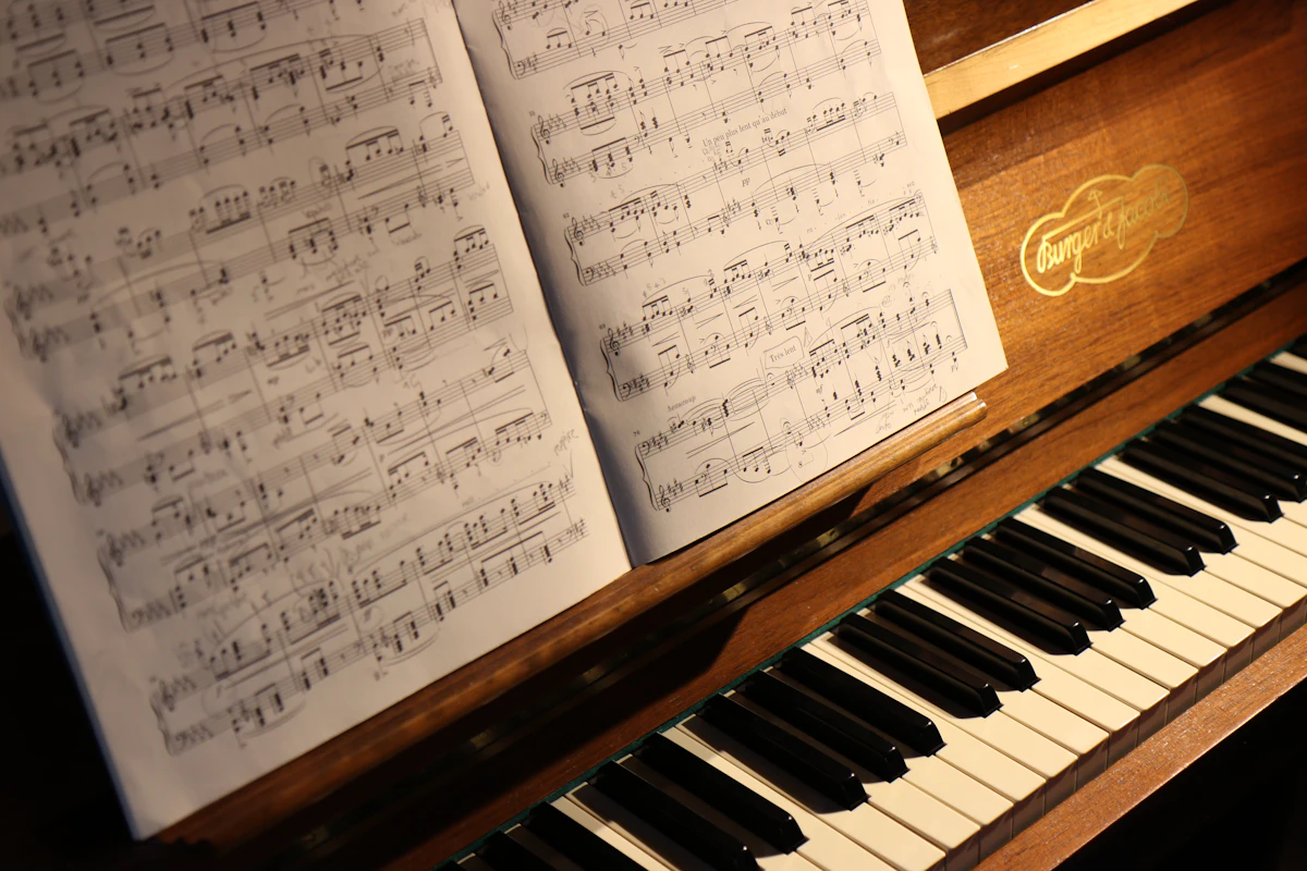 Noten auf einem Klavier